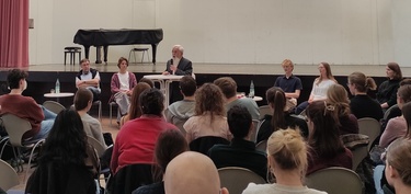 Titelbild: Christliche Haltung in herausfordernder Zeit: Schülerinnen und Schüler des Elisabeth-Gymnasiums im Gespräch mit Bischof Dr. Gerhard Feige