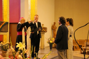 Titelbild: Wurzeln und Flügel vermittelt - Nach 40 Jahren im Schuldienst und 13 Jahren als Schulleiter der Sankt Mauritius-Sekundarschule in Halle wurde Reinhard Fekl in den Ruhestand verabschiedet