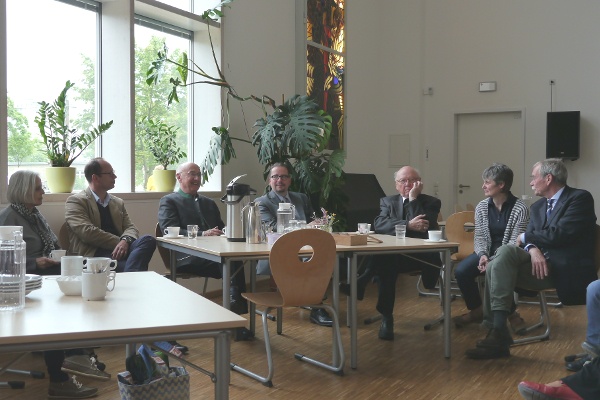 Titelbild: Altbischof Leo besucht St. Franziskus-Grundschule in Halle/S.