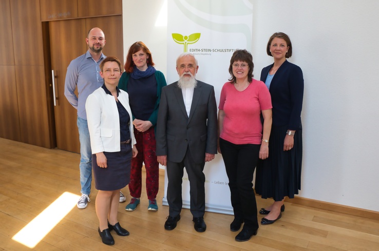 Titelbild: Begegnung zwischen Bischof Dr. Feige und den Kandidaten für die Lehrbeauftragung für Katholische Religion 