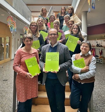 Titelbild: Magdeburger-Plan-Pädagogik – Druckfassung an Schulleiterinnen und Schulleiter der Schulen der Edith-Stein-Schulstiftung übergeben