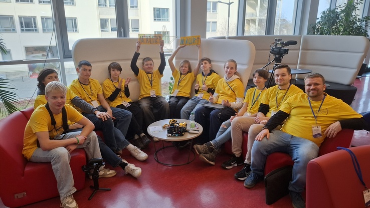 Titelbild: LEGO-Team der St. Mauritius-Sekundarschule erneut bei der FIRST LEGO League